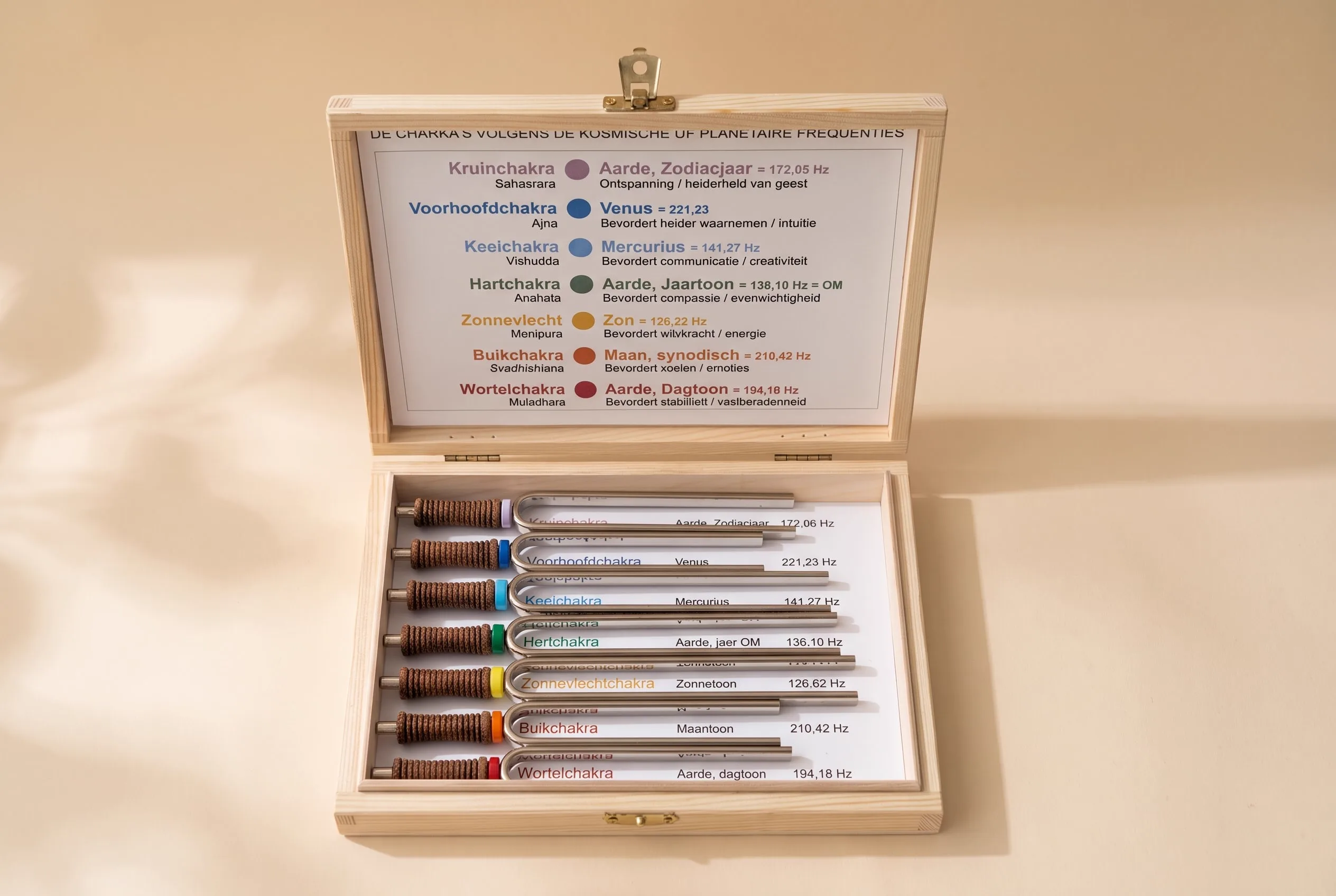 Set chakra stemvorken in houten box voor energetische behandeling